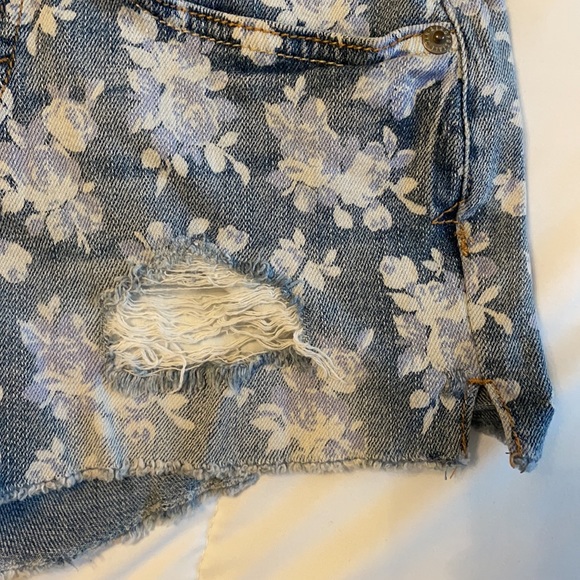*SOLD*Low-Rise Floral Print Cut-Offs - Picture 2 of 13